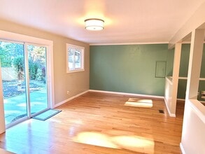 11201 NE 112th St in Kirkland, WA - Building Photo - Building Photo