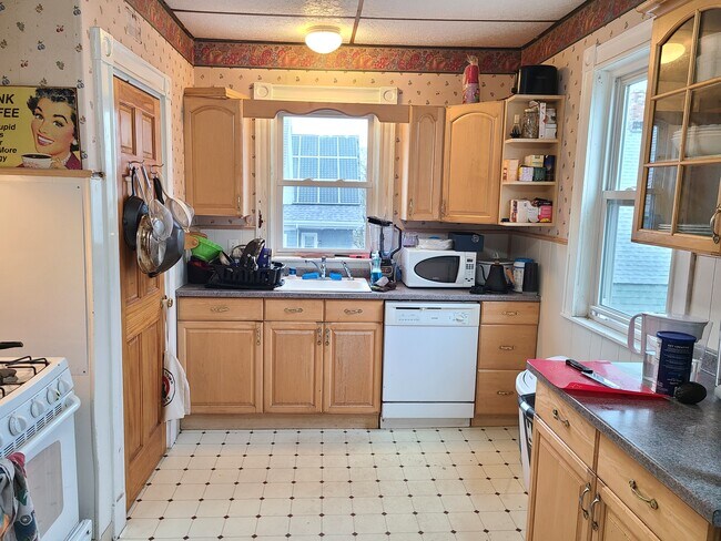 95 Belmont St, Unit 2 in Somerville, MA - Foto de edificio - Building Photo