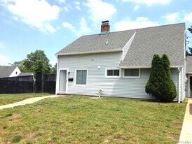 154 Kingfisher Rd in Levittown, NY - Building Photo