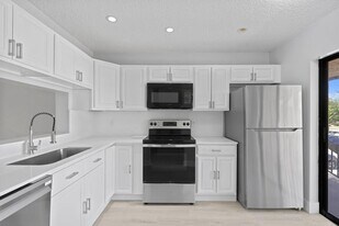 350 E Club Cir in Boca Raton, FL - Building Photo