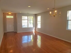 19 Cornell Dr in East Brunswick, NJ - Building Photo - Building Photo