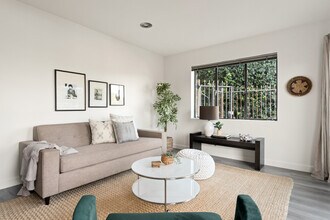 1744 Redesdale Ave, Unit Redesdale in Los Angeles, CA - Building Photo - Building Photo