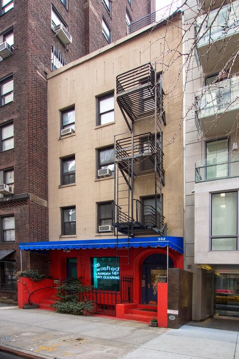 352 E 55th St in New York, NY - Building Photo