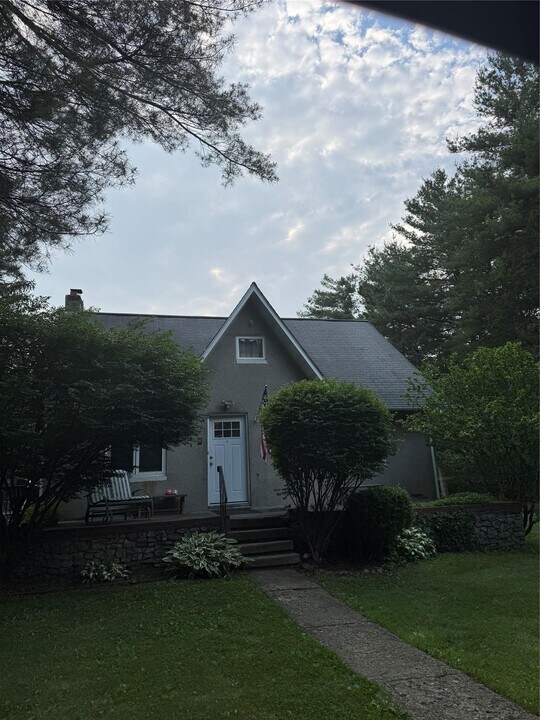 8 Easy St in Poughkeepsie, NY - Building Photo