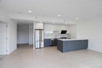 42-78-78 Main St in Queens, NY - Building Photo - Building Photo