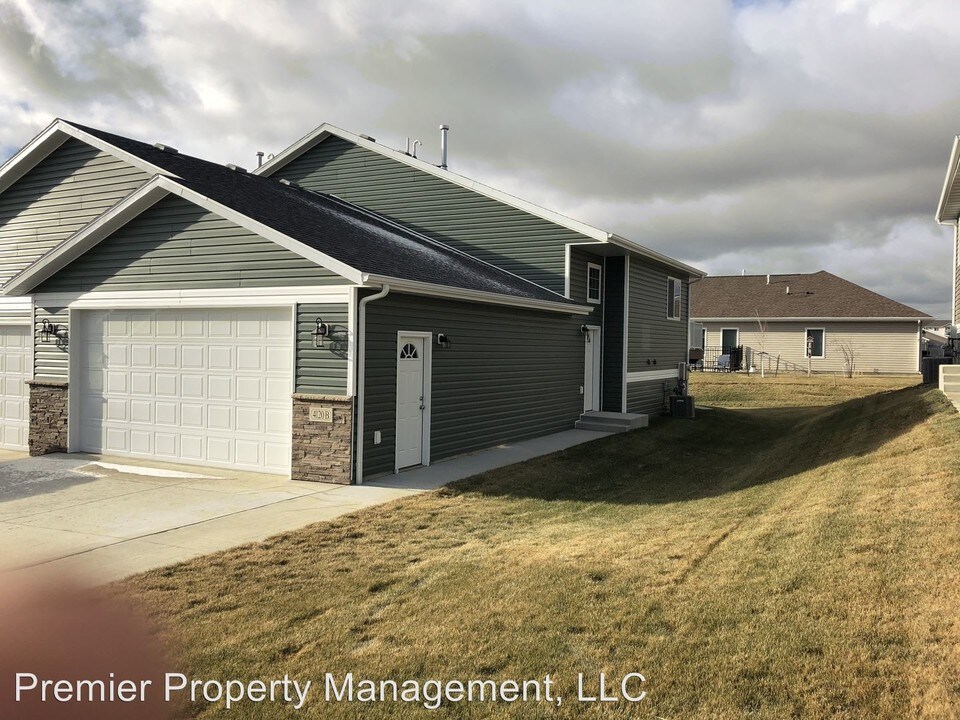 4120 Normandy St in Bismarck, ND - Building Photo