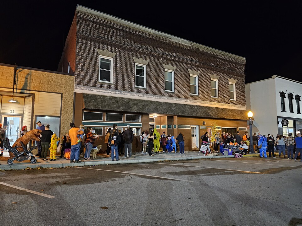 17 E Howard St in Colfax, IA - Foto de edificio