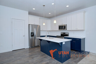 1108 Emerald Pools Ln in Bluffdale, UT - Building Photo - Building Photo