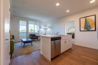 Eight Mile House Apartments in Stockton, CA - Foto de edificio - Building Photo