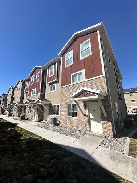 72 E 700 N in Vineyard, UT - Building Photo