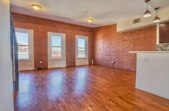 37 Harmon St in Jersey City, NJ - Building Photo - Building Photo
