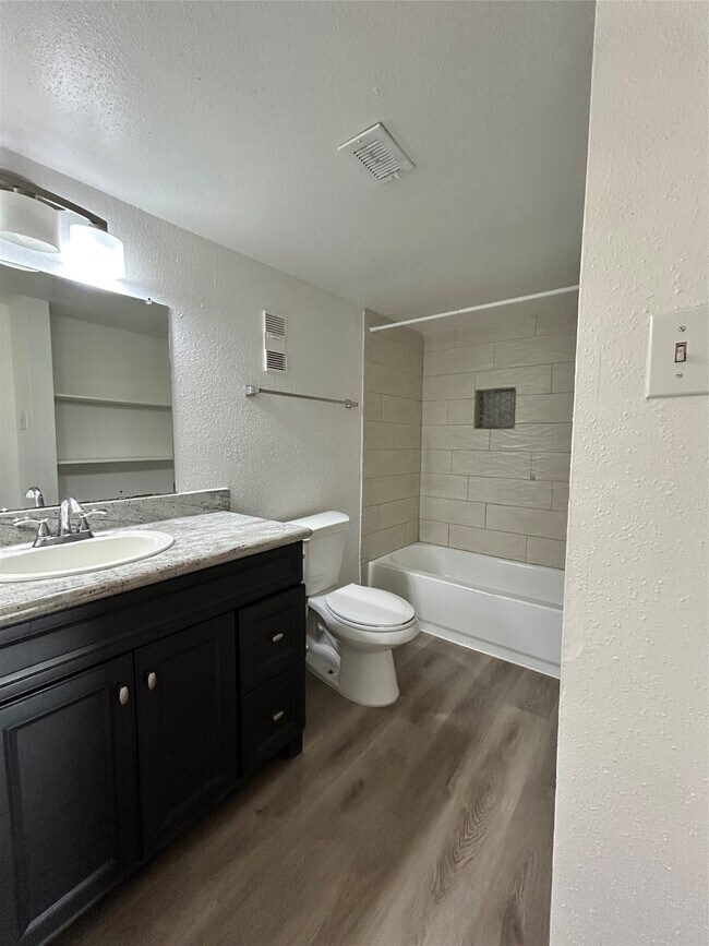 3901 Woodchase Dr in Houston, TX - Building Photo - Building Photo