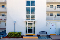 Windjammer in Cape Canaveral, FL - Foto de edificio - Building Photo