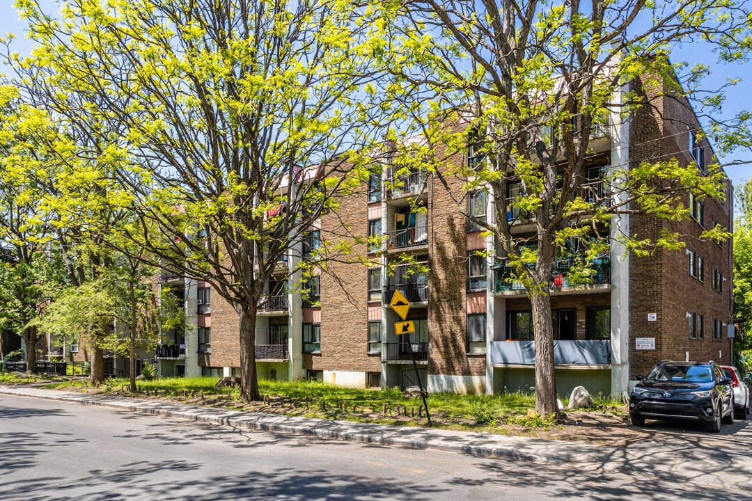 4873 Vézina Rue in Montréal, QC - Building Photo