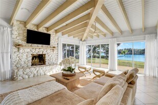 19655 N Riverside Dr in Jupiter, FL - Building Photo