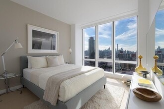 29-11 Queens Plaza N in Queens, NY - Foto de edificio - Building Photo