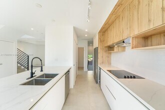 3345 SW 22nd Ter in Miami, FL - Foto de edificio - Building Photo