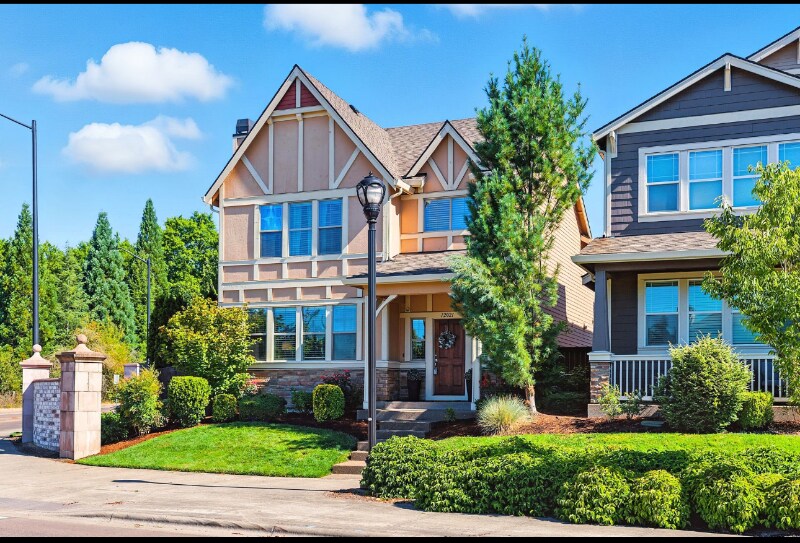 12021 SW Barber St in Wilsonville, OR - Foto de edificio
