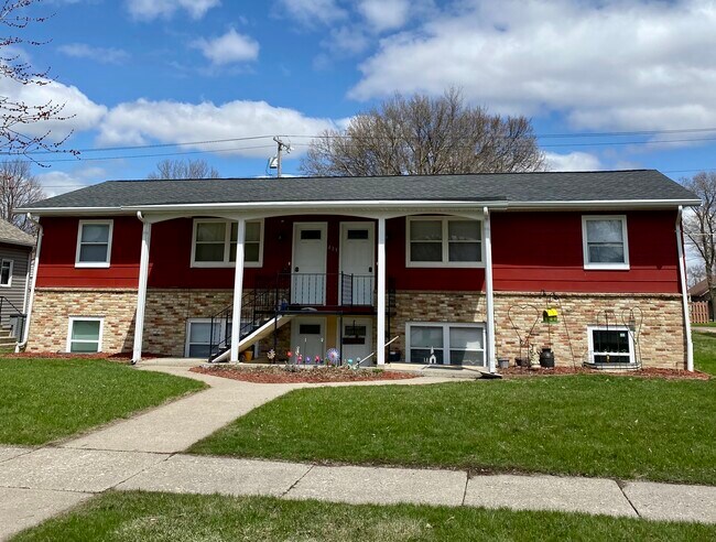 411 E Broadway St, Unit 4 in Redwood Falls, MN - Foto de edificio - Building Photo