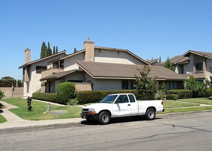23231 Saguaro St in Lake Forest, CA - Foto de edificio - Building Photo
