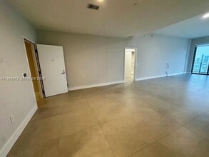 19905 Biscayne Blvd in North Miami Beach, FL - Building Photo - Building Photo