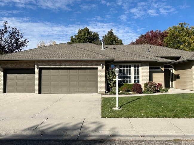 8470 W Donnybrook Dr in Boise, ID - Foto de edificio - Building Photo