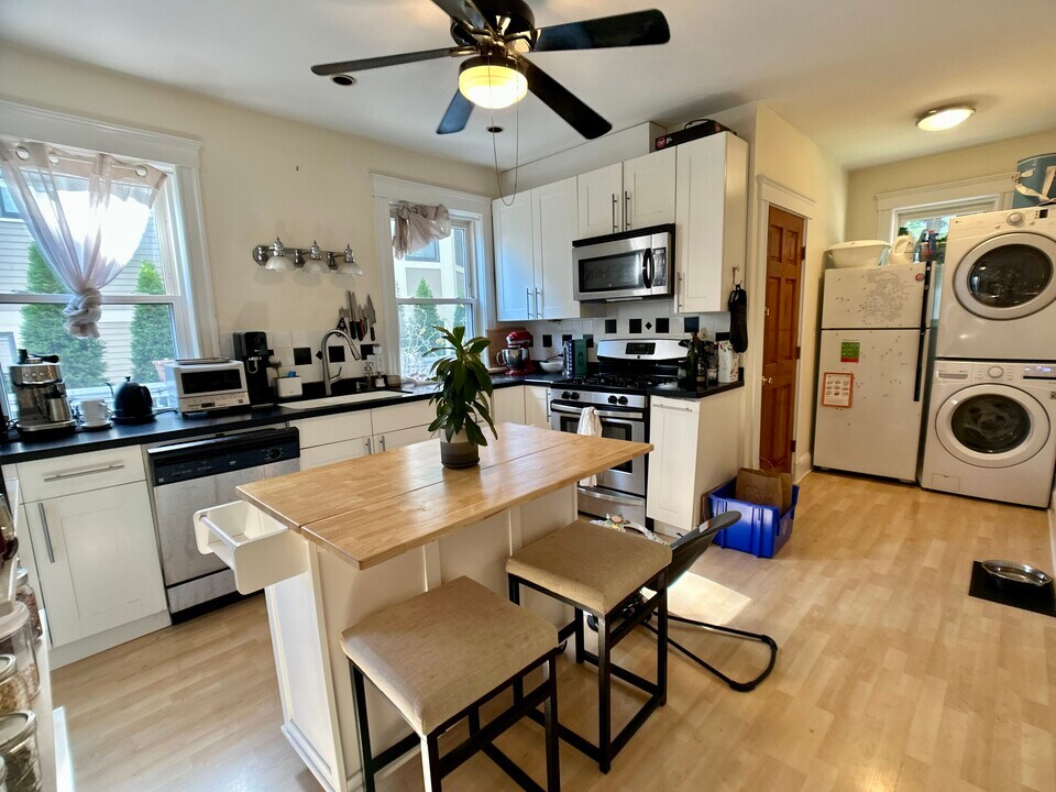 19 Chestnut Sq, Unit 1 CO in Boston, MA - Building Photo