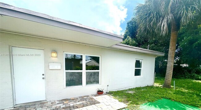 1004 SW 24th Ave-Unit -2-East in Fort Lauderdale, FL - Building Photo - Building Photo