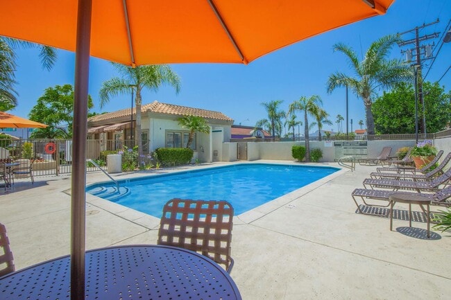 Glenoaks Terrace Apartments in Anaheim, CA - Building Photo - Building Photo