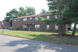 Cherry Court in Jamesburg, NJ - Foto de edificio - Building Photo