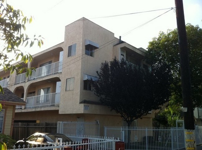 924 Gaviota Ave in Long Beach, CA - Foto de edificio - Building Photo