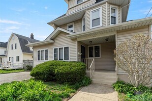 172 Harrison Ave in Mineola, NY - Building Photo