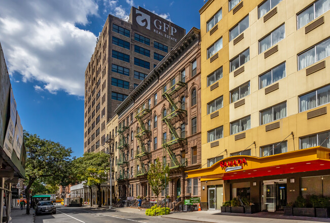 349 W 44th St in New York, NY - Foto de edificio - Building Photo