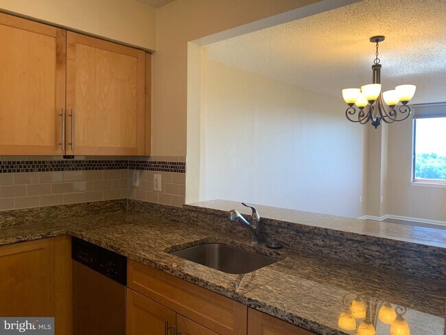 10101 Grosvenor Pl in Rockville, MD - Foto de edificio - Building Photo