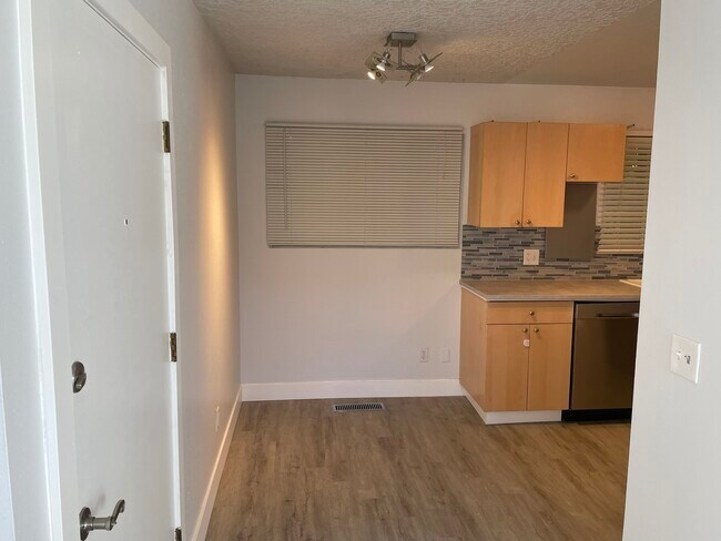 855 Southwest Broadway Drive, Unit Apt 23 in Portland, OR - Building Photo - Building Photo