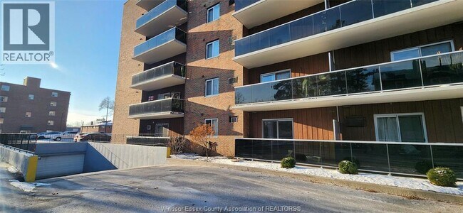 3900 Wyandotte St E in Windsor, ON - Building Photo - Building Photo