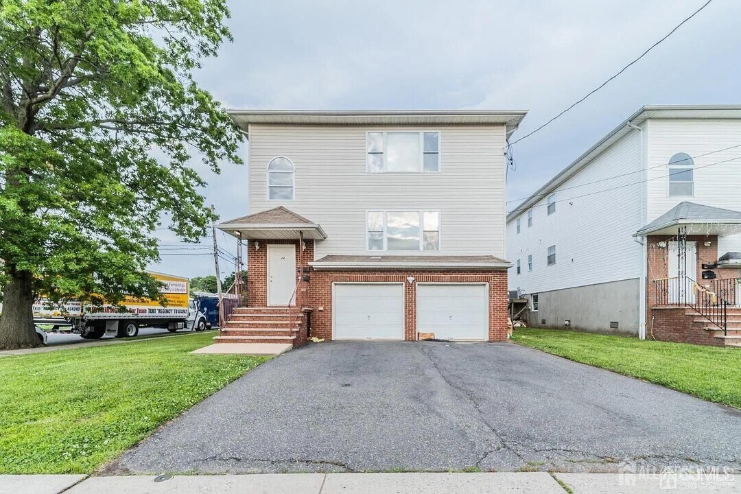 44 N Whittier St in Carteret, NJ - Building Photo