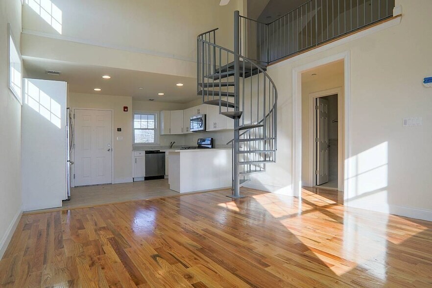 40 Cedar Swamp Rd in Glen Cove, NY - Building Photo