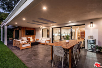 22745 Erwin St in Los Angeles, CA - Foto de edificio - Building Photo