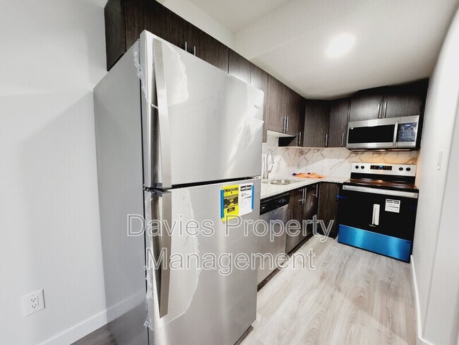 9475 Colak Ln SW in Edmonton, AB - Building Photo - Building Photo