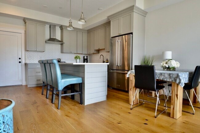 29 Woodbine St, Unit 206 in Somerville, MA - Foto de edificio - Building Photo