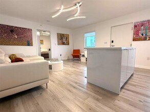 1610 Euclid Ave, Unit B-203 in Miami Beach, FL - Building Photo - Building Photo