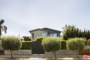 2137 Glyndon Ave in Los Angeles, CA - Building Photo