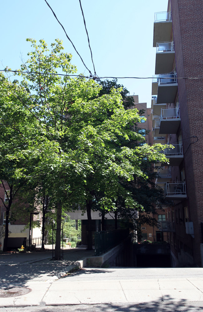 Lawton Apartments in Toronto, ON - Building Photo - Building Photo