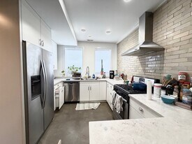 2121 N Albany Ave, Unit G in Chicago, IL - Building Photo