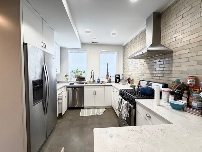 2121 N Albany Ave, Unit G