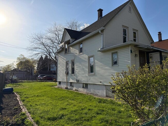 property at 930 S Victory St