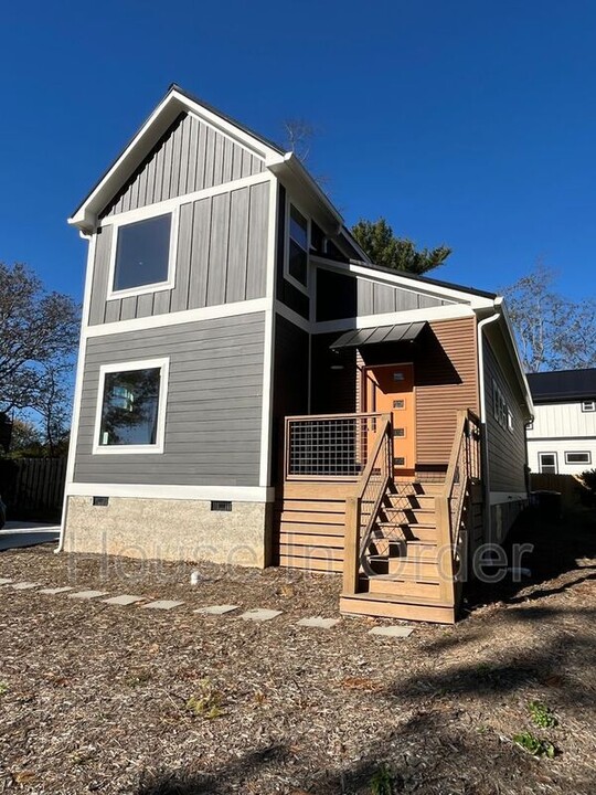 339 Hazel Mill Rd in Asheville, NC - Building Photo