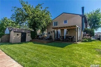 2364 Beverly Rd in Wantagh, NY - Building Photo - Building Photo