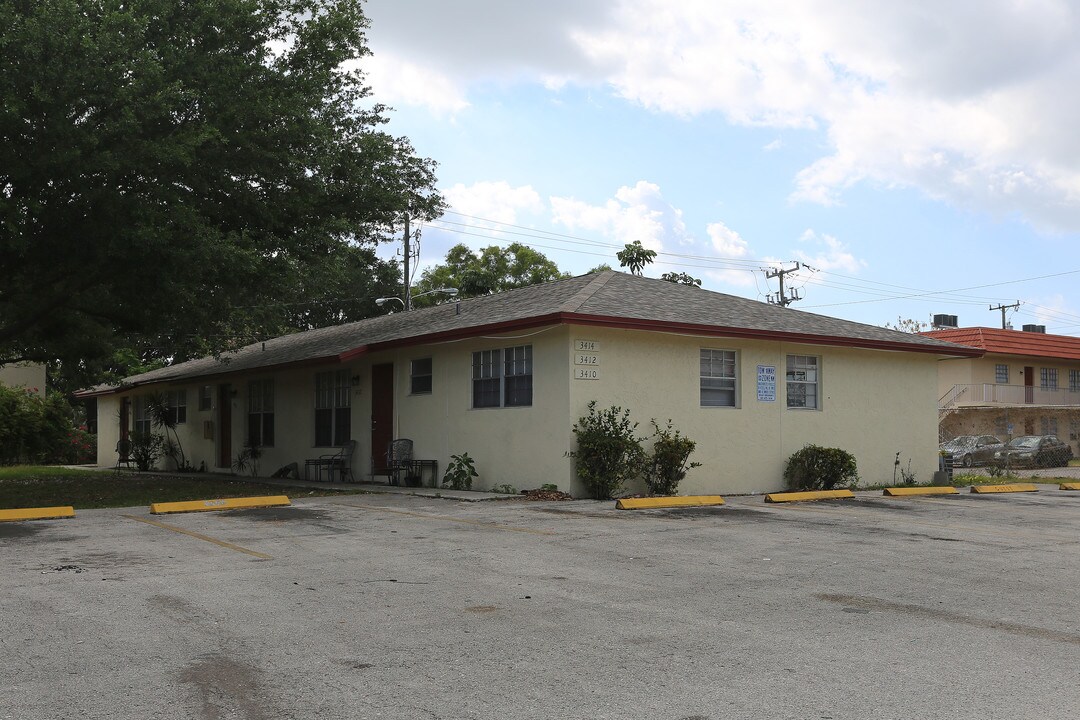 3410 Lynwood Dr in Lake Worth, FL - Building Photo